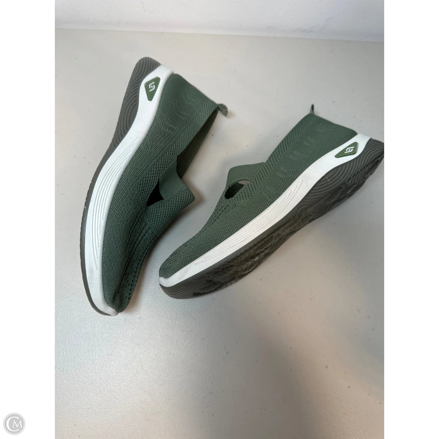 Shoes Sneakers By Clothes Mentor In Green, Size: 9