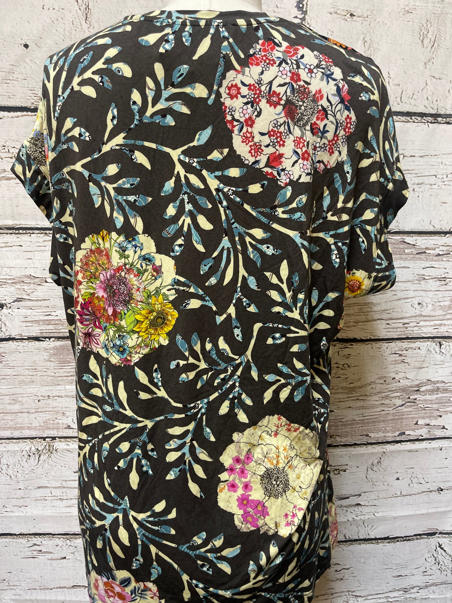 Top Short Sleeve Designer By Johnny Was In Floral Print, Size: M