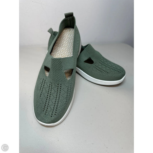 Shoes Sneakers By Clothes Mentor In Green, Size: 9