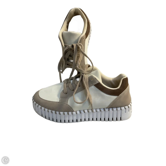 Shoes Sneakers By Clothes Mentor In Cream & Tan, Size: 7.5