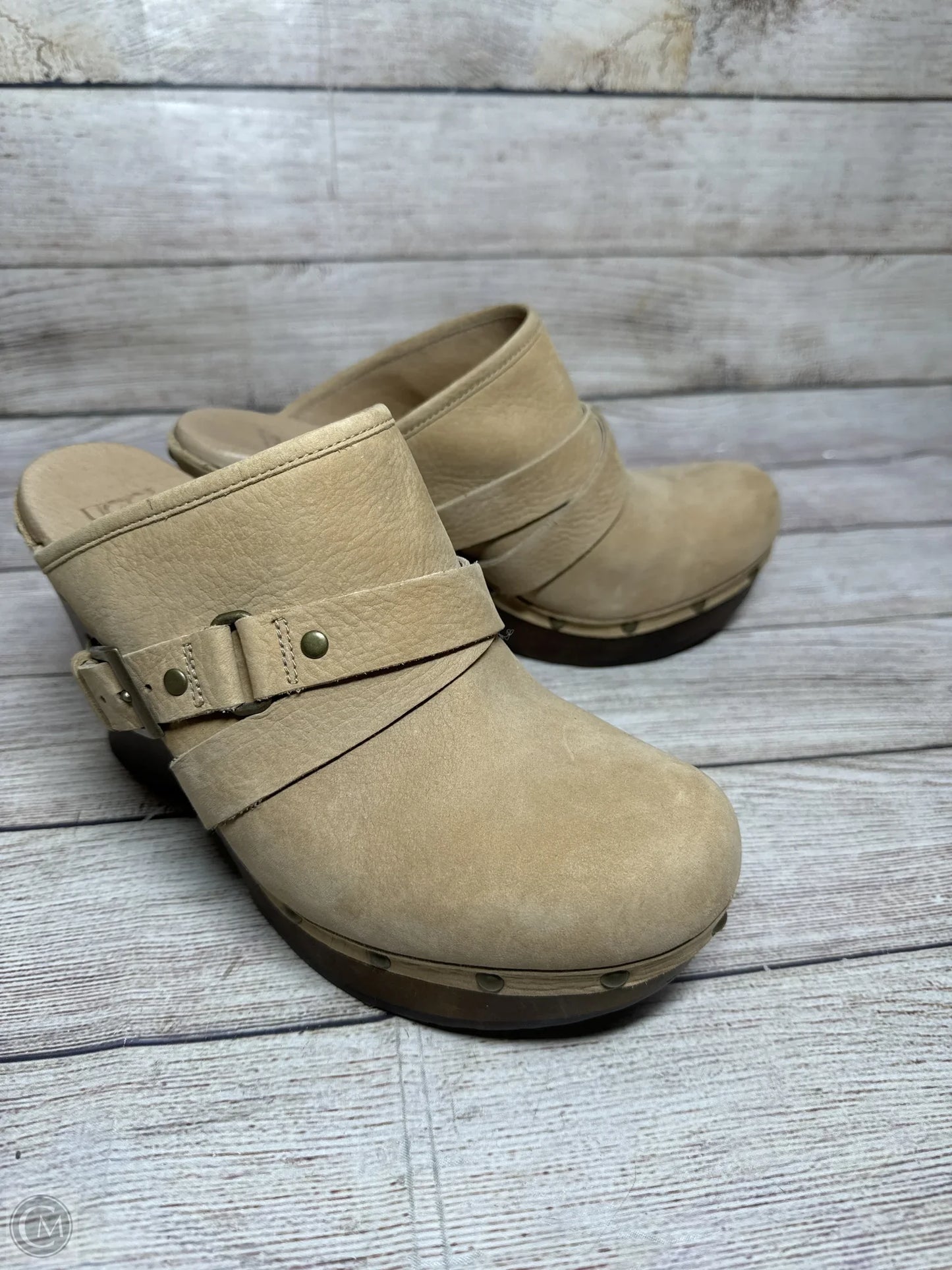 Shoes Designer By Ugg In Tan, Size: 9