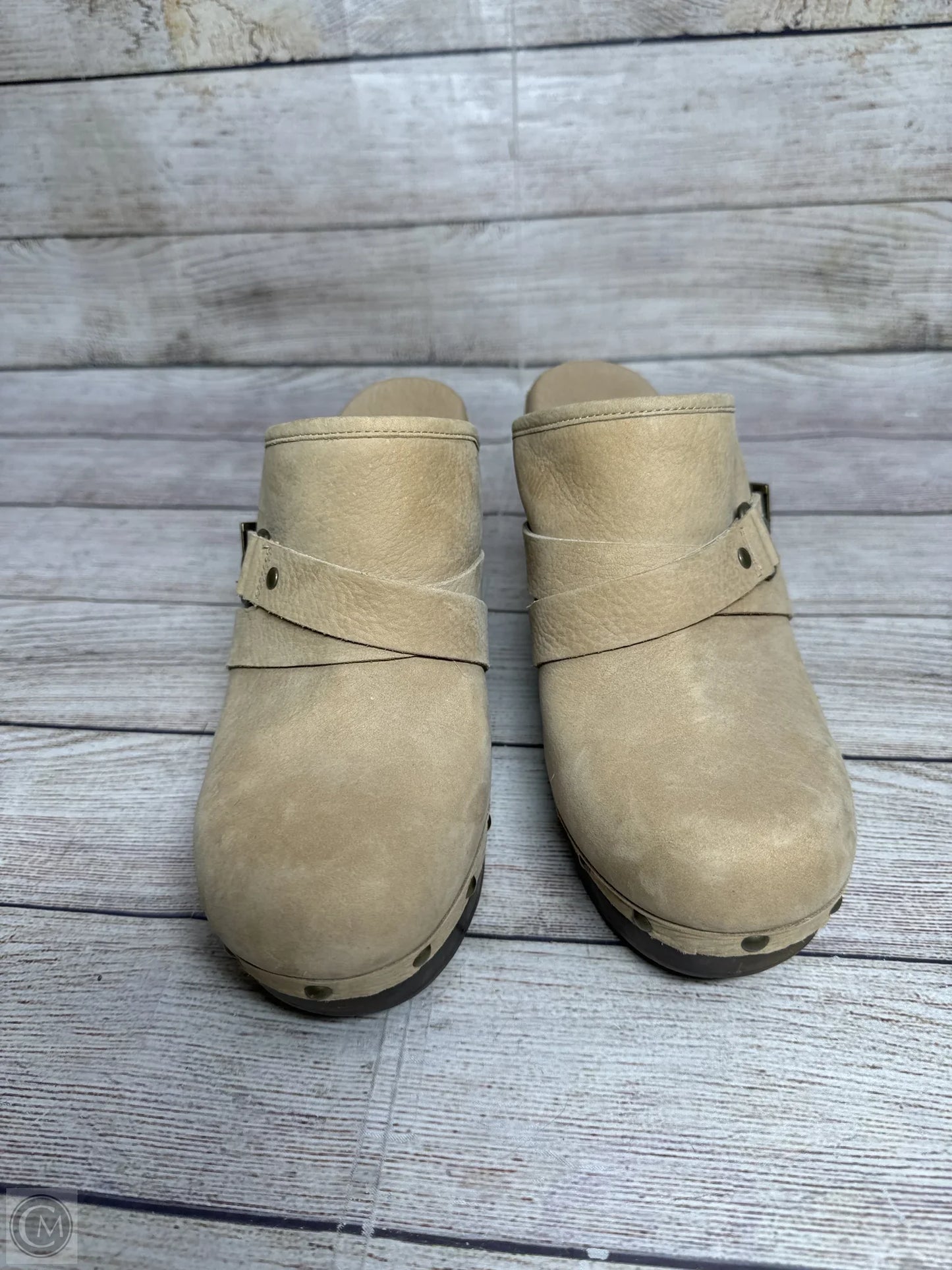 Shoes Designer By Ugg In Tan, Size: 9